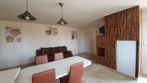 Woonkamer van vakantiehuis Agate met bank, eettafel en warme inrichting