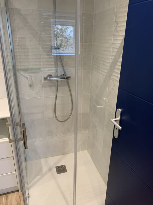 Douche moderne avec portes en verre au Restaurant du Port B&B à Saint-Pierre-de-Boeuf