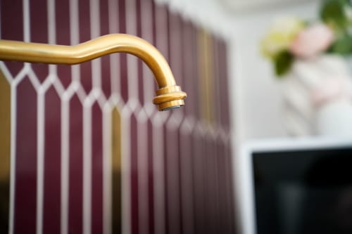 Robinet au bec doré et incurvé dans l'appartement Escapade Chic aux Séjours Ardennais, Renwez