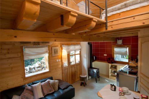 Le Petit Chalet à l'Auberge Nemoz : chalet avec poutres apparentes, lit mezzanine, kitchenette, salon et vues montagne