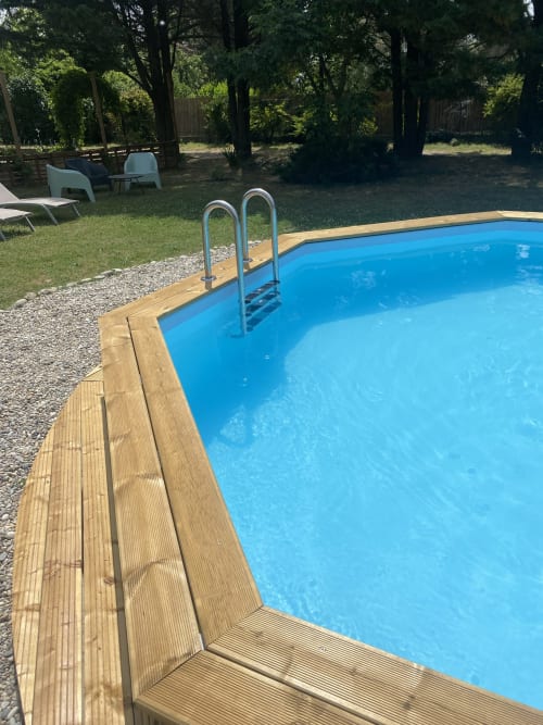Piscine hors-sol avec terrasse en bois et échelle métallique au gîte Le Cocon De Curson à Chanos-Curson, France