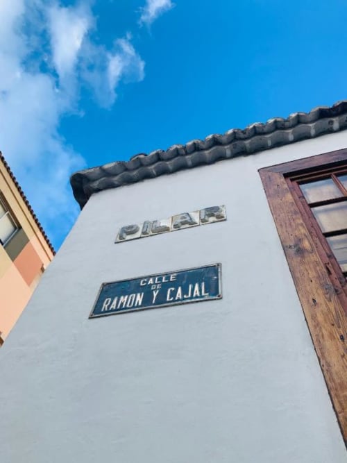 Cartel de calle Calle de Ramón y Cajal en Casa 1820, Santa Cruz de la Palma, edificio blanco con tejadillo de barro