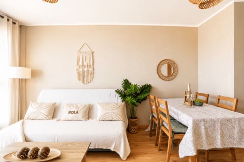 Lumineux séjour à Corralejo avec canapé blanc, table à manger, chaises en bois et décoration côtière chez Sara & Gino