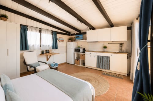 Spacieux studio à Sara & Gino Fuerteventura avec lit, cuisine et coin salon sous poutres apparentes