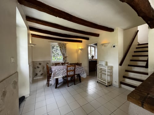 Espace repas Cottage Jardin avec poutres apparentes, table, chaises et escalier aux Fleurs de Cerises
