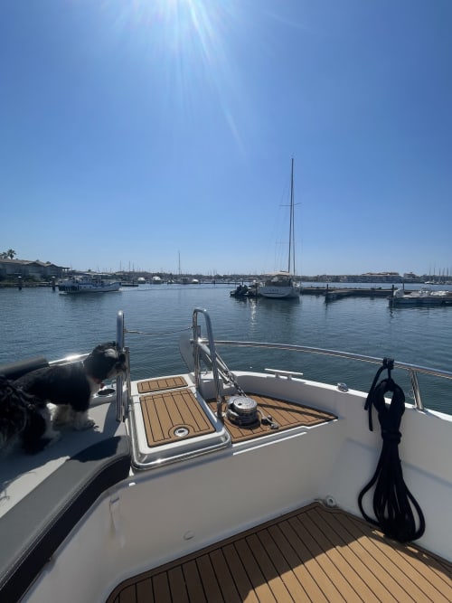 Pont de bateau avec roue directionnelle à la marina du Cap d'Agde, France, voiliers ancrés dans l'eau bleue