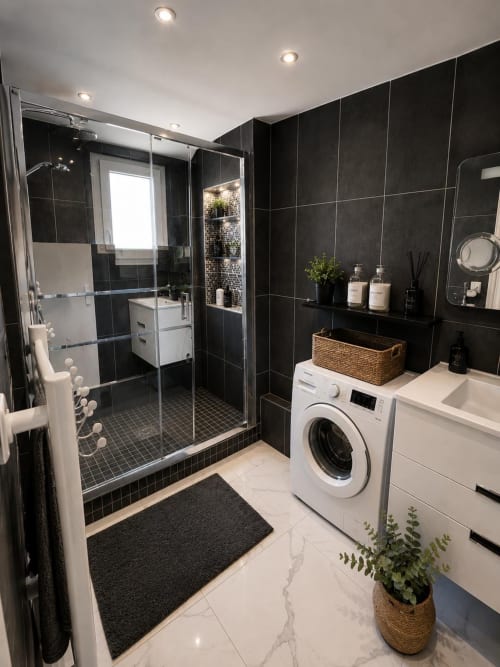 Salle de bains moderne noir et blanc à l'appartement Cocon de Saint Brice du Paradis Des Logis, avec douche à l'italienne et lave-linge