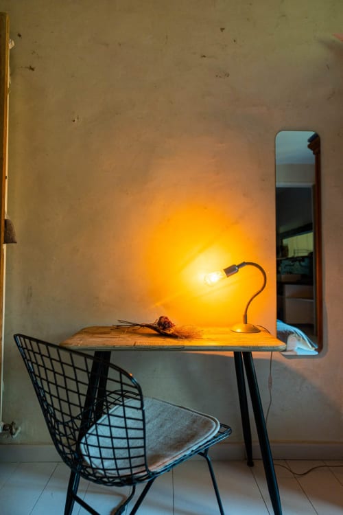 Bureau minimaliste avec chaise en métal et lampe chaleureuse à l'hôtel Le Mas F à Saint-Rémy-de-Provence