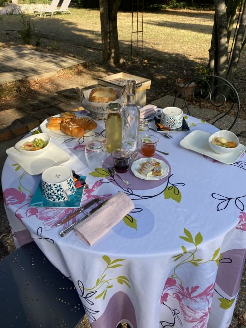 Petit-déjeuner en terrasse au Le Cocon De Curson B&B à Chanos-Curson, France avec table élégante et pâtisseries fraîches
