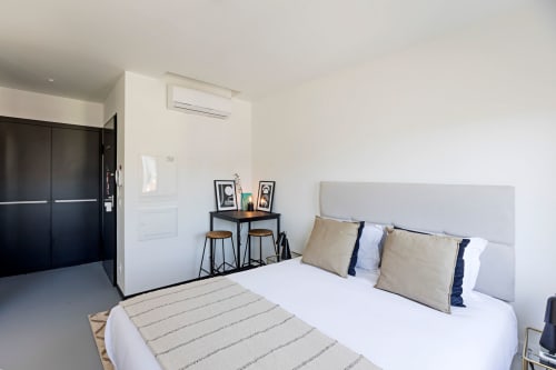 Studio moderno e compacto no hotel Benefit Collection Porto com cama queen, kitchenete e móveis contemporâneos