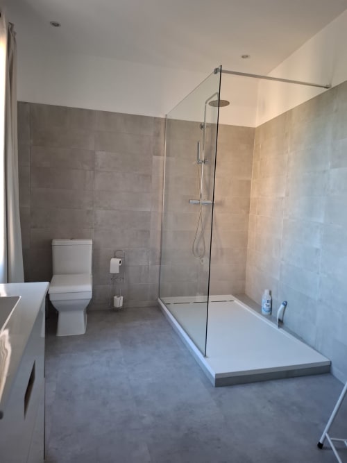Salle de bain moderne de la Suite avec vue sur jardin chez Laure & Marc, Plaissan avec douche à l'italienne, toilettes et carrelage impeccable