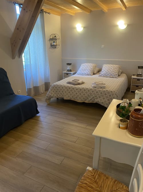 Chambre Chrysalide au Cocon De Curson : lit queen-size, poutres apparentes et équipements modernes à Chanos-Curson