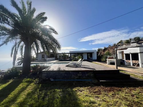 Villa moderna con piscina privada, palmeras y vistas al océano en Tijarafe, La Palma