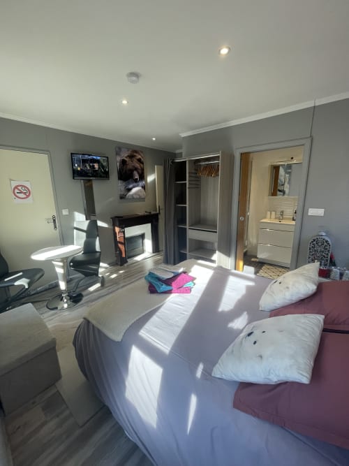 Chambre moderne à La Montagnette B&B à Moutiers avec lits jumeaux, bureau, TV et salle de bains privée