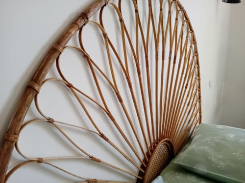 Éventail tressé décoratif avec manche en bois exposé au gîte Chez Laure & Marc, Plaissan