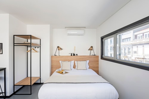 Moderno quarto estúdio no hotel Benefit Collection Porto com cama de madeira, vista para a cidade e design contemporâneo
