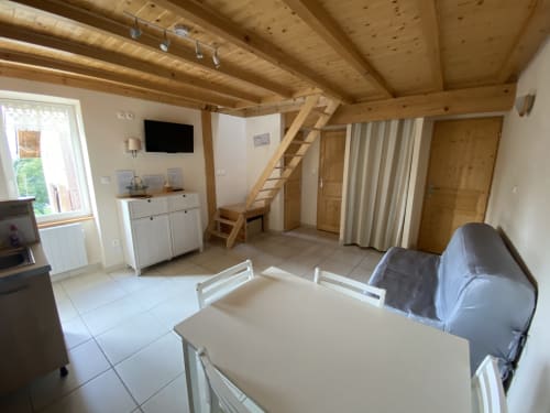 Le Papillon au Cocon De Curson : séjour, kitchenette, poutres apparentes et vue sur le jardin à Chanos-Curson