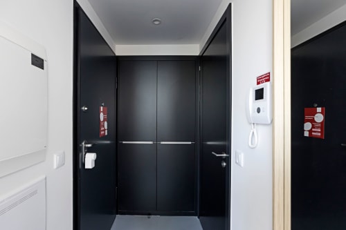 Moderno box de banho preto com portas de vidro no banheiro do hotel Benefit Collection Porto