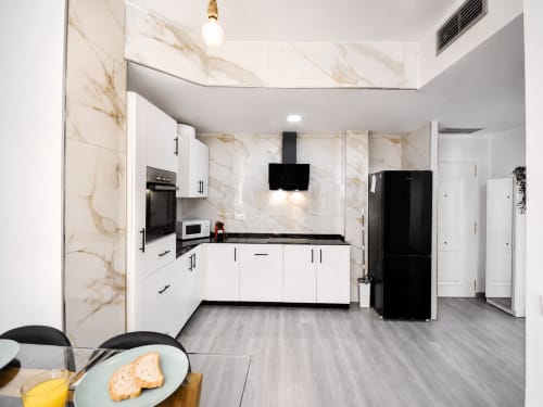 Cocina moderna en Apartamento Lateral Perla de Apartamentos El Calón Playa, Cuevas del Almanzora, con muebles blancos