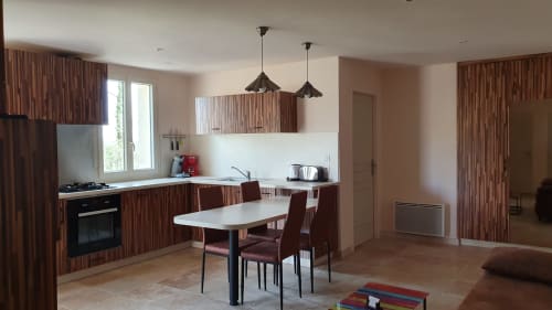 Volledig uitgeruste keuken van vakantiehuis Agate met eethoek en houten meubels