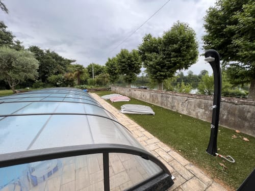 Piscine couverte et parc au bord du lac du gîte Le Restaurant du Port à Saint Pierre de Boeuf