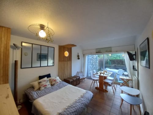 Appartement studio moderne à Mer et Maisons avec lit, coin repas, vue sur jardin et décoration contemporaine à La Trinité sur Mer