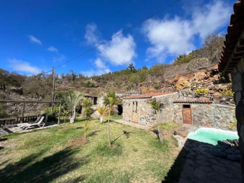 Villa Awara, casa rural de piedra en El Pinillo, La Palma con jardín, terrazas y vistas a la montaña
