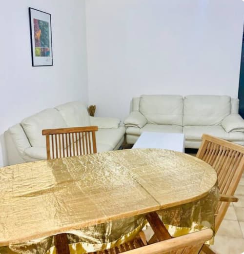 Spacieux séjour avec table en bois et canapé crème à l'appartement Maisons En Or, Cayenne