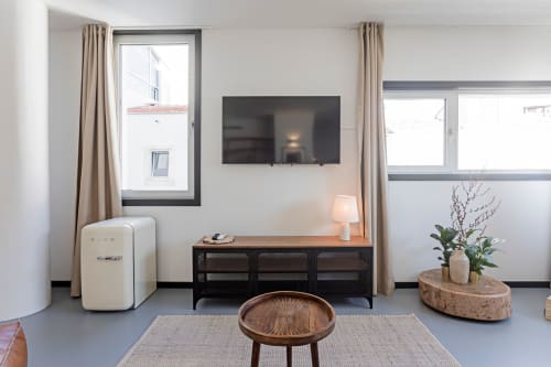 Estúdio Superior moderno no hotel Porto com TV de tela plana, kitchenette, sala de estar e vista para o jardim