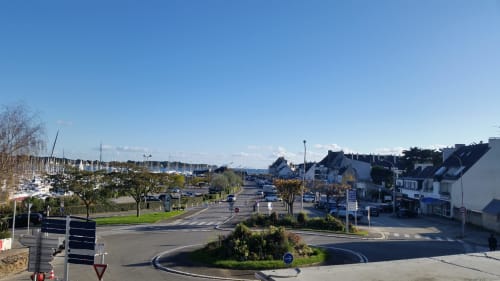 Marina et immeubles résidentiels de La Trinité-sur-Mer avec voiliers et vue de rue
