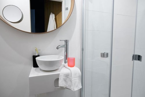 Reservation in guest room with private bathroom | near Roubaix | Queen Christine