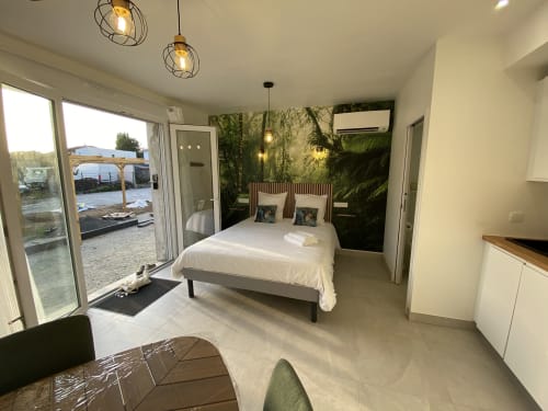Chambre moderne avec vue sur le jardin à La Maison Blanche B&B à Bouguenais, lit, kitchenette et accès terrasse