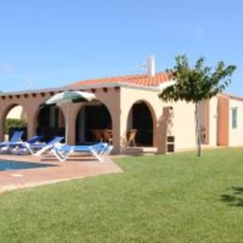 Villa Las Golondrinas en Cap d'Artrutx con arquitectura abovedada, tejado de barro, piscina y jardín cuidado