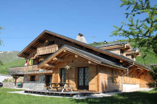 Chalet La Louvière wooden alpine lodge with mountain views in Fontcouverte-La Toussuire, France