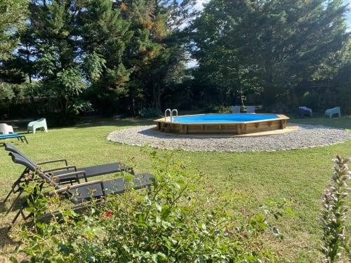 Piscine du jardin du Le Cocon De Curson BnB à Chanos-Curson avec transats et arbres