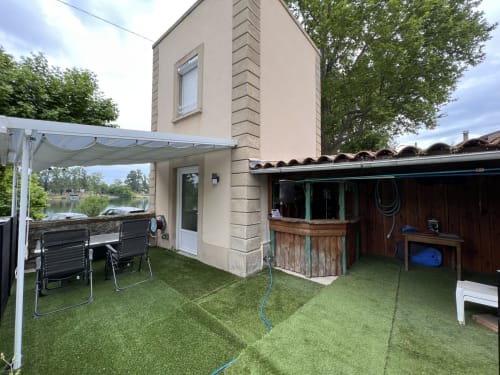 Chaumière au bord du lac au Restaurant du Port avec terrasse, jardin et vue sur l'eau à Saint-Pierre-de-Boeuf