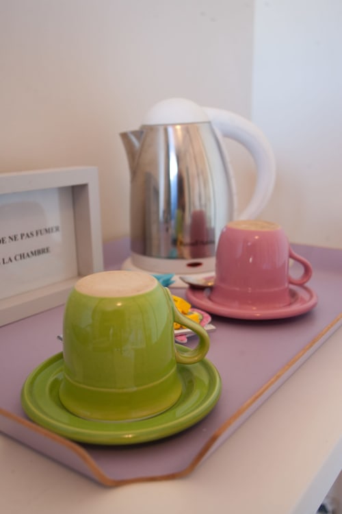Tasses à thé colorées avec soucoupes et bouilloire inox aux Chambres d'hôtes Les Pratges, Figeac