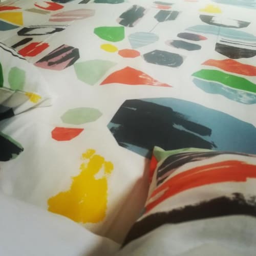 Muestras de pintura colorida y trazos de pincel sobre papel blanco en el apartamento Casas Rurales La Viña en Cuzcurrita de Río Tirón