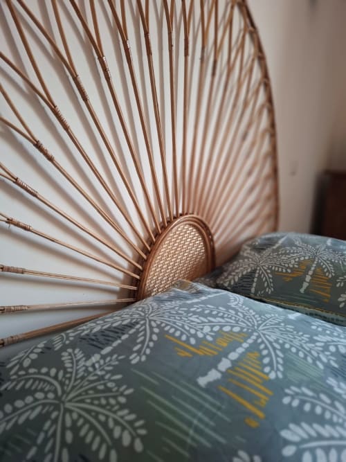 Fauteuil en rotin tressé avec coussins à motifs dans la suite avec vue jardin de Chez Laure & Marc, Plaissan