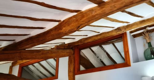 Vigas de madera expuestas con tragaluces en el techo rústico del apartamento de Casas Rurales La Viña, España