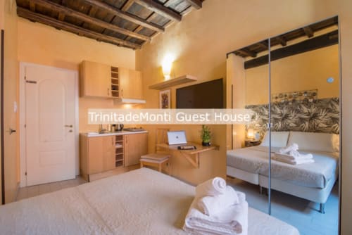 Camera economy Trinity dei Monti Guest House Roma con letto, angolo cottura, scrivania, TV e bagno privato