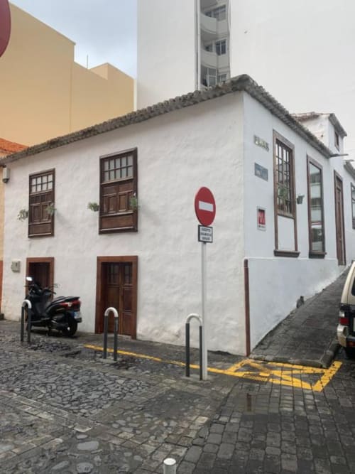Edificio colonial histórico Casa 1820 en Santa Cruz de la Palma con puertas de madera, ventanas con rejas y letrero de prohibida la entrada