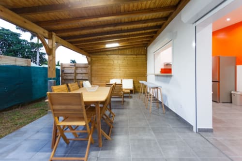Salle à manger couverte avec table et chaises en bois à la villa Kaz A Bibi, Sainte-Rose, Guadeloupe