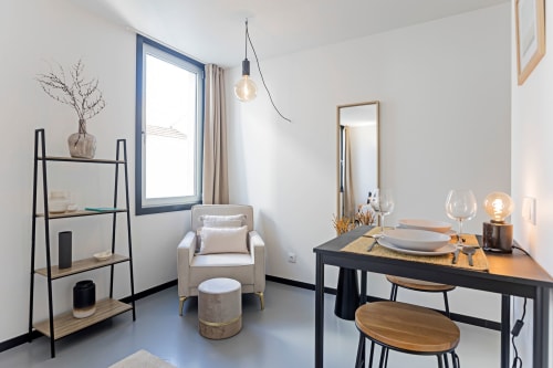 Moderno estúdio na Benefit Collection Porto com área de refeições, kitchenette, estar e vista para a cidade