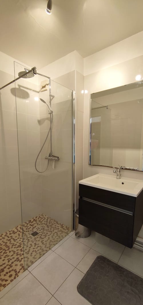 Salle de bain moderne chez Mer et Maisons avec douche italienne, vasque noire et sols chauffants à La Trinité sur Mer
