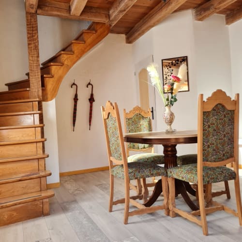 Eethoek van Suite Opale met ronde tafel en houten trap