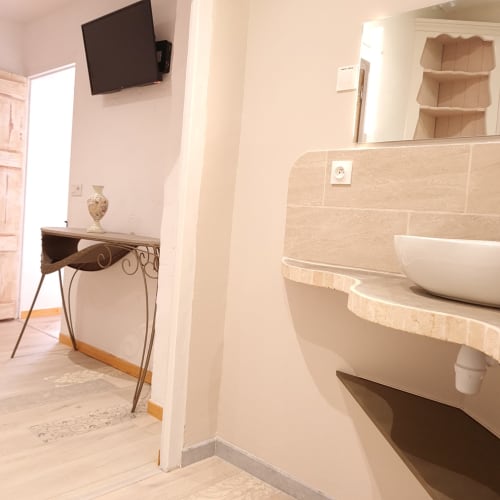 Moderne badkamer van Suite Opale met wastafel en spiegel
