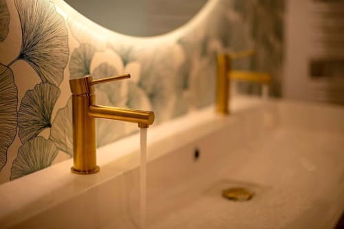 Robinet doré à l'évier de la salle de bain de l'appartement Loft L'instant aux Gîtes Saint Valery En Caux, France
