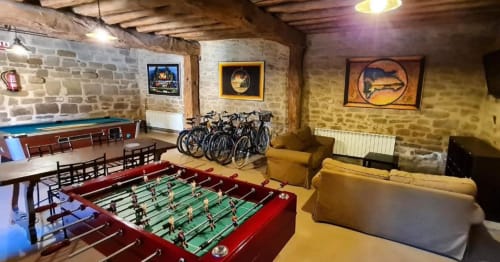 Sala de juegos en Casas Rurales La Viña con futbolín, mesa de billar, bicicletas y zona de descanso