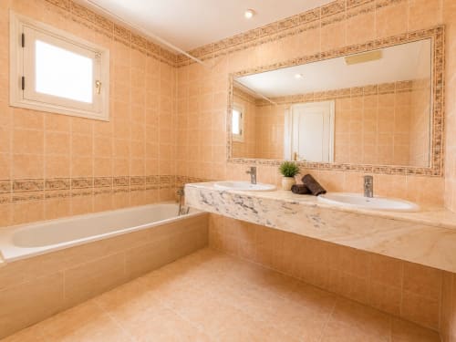 Baño de lujo en Villa Paloma en Sara & Gino Fuerteventura, Corralejo, con tocador de mármol y bañera independiente